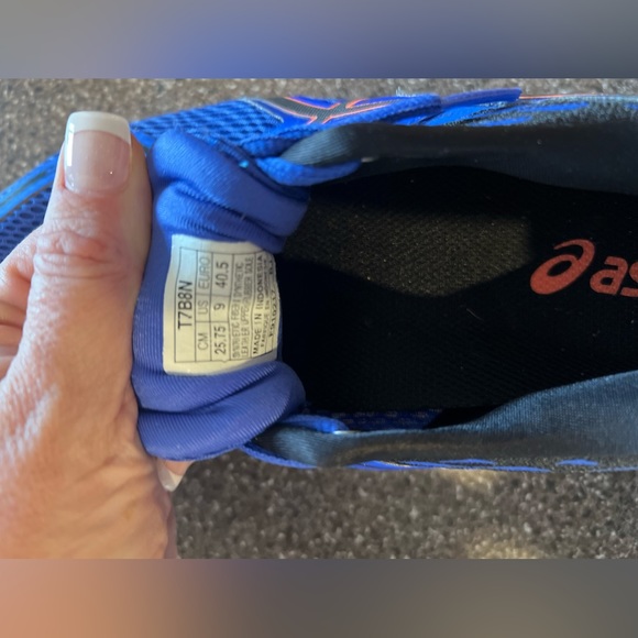 Woman’s ASICS cumulous shoes - Picture 2 of 5